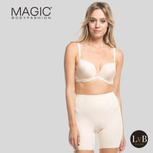 Model draagt MAGIC Bodyfashion Dream Shaper Short latte met stevige shaping