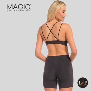 Model draagt MAGIC Dream Shaper Short zwart van achteren