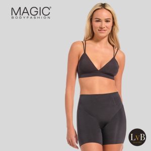 Model draagt MAGIC Bodyfashion Dream Shaper Short zwart met stevige shaping