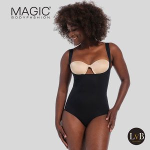 Model draagt MAGIC Maxi Sexy Bodybriefer corrigerende body in zwart met eigen bh