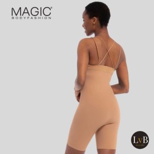 Model draagt MAGIC Bodyfashion Maxi Sexy Hi-Bermuda Mocha achteraanzicht