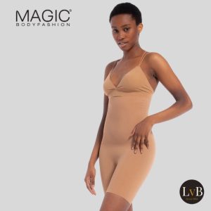 Model draagt de MAGIC Bodyfashion Maxi Sexy Hi-Bermuda Mocha