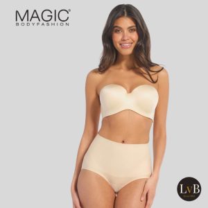 Model draagt MAGIC Tummy Shaper corrigerende tailleslip in latte onder strapless bh