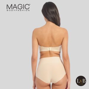 Model draagt MAGIC Tummy Shaper corrigerende tailleslip in latte met hoge taille en gladde achterkant
