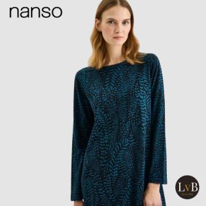 Detail van het Nanso Fiona nachthemd met lange mouwen in blue met all-over print.