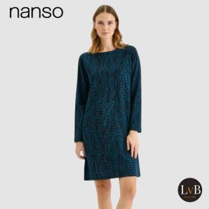 Model draagt het Nanso Fiona nachthemd met lange mouwen in blue.