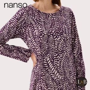 Detail van het Nanso Fiona nachthemd met lange mouwen in lilac met een stijlvolle all-over print.