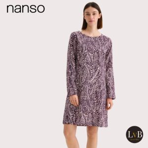 Model draagt het Nanso Fiona nachthemd met lange mouwen in lilac.