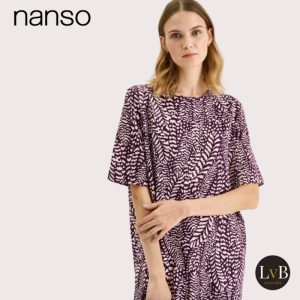 Model draagt de Nanso Fiona lange nachtjurk in lilac met korte mouwen.