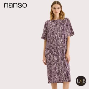 Vooraanzicht van de Nanso Fiona lange nachtjurk in lilac.