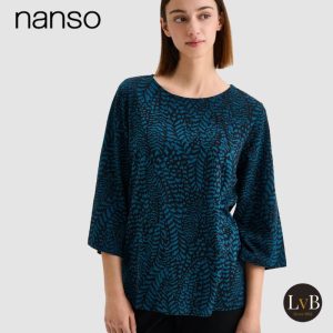 Model draagt het bovenstuk van de Nanso Fiona pyjama in blue met driekwart mouwen.