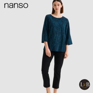 Model draagt de complete Nanso Fiona pyjama in blue met driekwart broek.