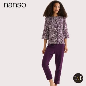 Model draagt de complete Nanso Fiona pyjama in lilac met driekwart mouwen en driekwart broek.