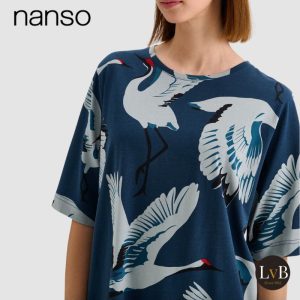 Detail van het Nanso Kurki Big Shirt in blue met een opvallende vogelprint en korte mouwen.