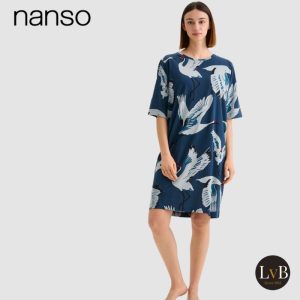 Model draagt het Nanso Kurki Big Shirt in blue met korte mouwen en een comfortabele pasvorm.
