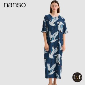 Model draagt de Nanso Kurki lange nachtjurk in blue met korte mouwen en vogelprint.