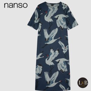 Productfoto van de Nanso Kurki lange nachtjurk in blue met vogelprint en korte mouwen.