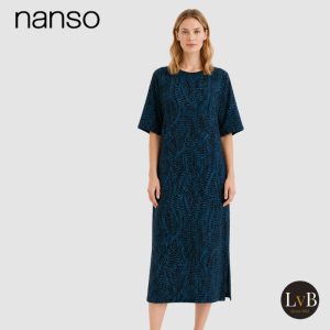 Nanso Fiona lange jurk dames in Blue Tracks op model van voren