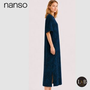 Nanso Fiona lange jurk dames in Blue Tracks op model van opzij