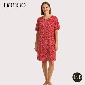 Model draagt het Nanso Pikkumeri Big Shirt in rood met korte mouwen en een comfortabele, losvallende pasvorm.