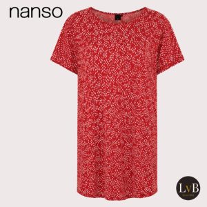 Productfoto van het Nanso Pikkumeri Big Shirt in rood met korte mouwen en een subtiele all-over print.