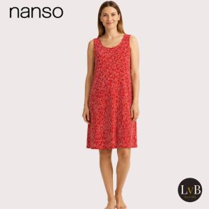 Model draagt de Nanso Pikkumeri mouwloze nachtjurk in rood met een comfortabele, losvallende pasvorm en subtiele all-over print.