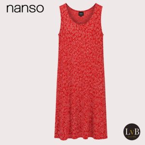 Productfoto van de Nanso Pikkumeri mouwloze nachtjurk in rood met een subtiele all-over print en ronde hals.