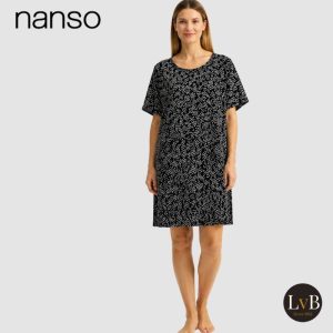Model draagt het Nanso Pikkumeri nachthemd in zwart met korte mouwen, een comfortabele losvallende pasvorm en een subtiele all-over print.