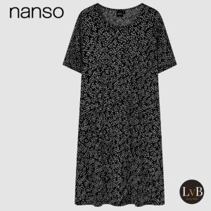 Productfoto van het Nanso Pikkumeri nachthemd in zwart met korte mouwen en een subtiele witte print.