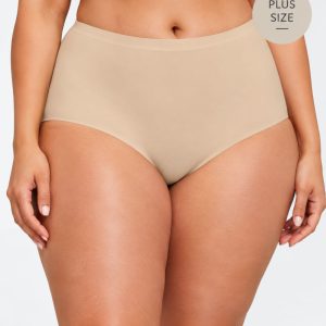 Chantelle Soft Stretch nude tailleslip C11370 gedragen door plus-size model