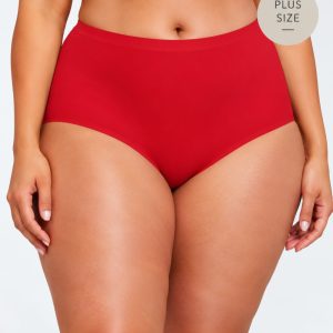 Chantelle Soft Stretch rode tailleslip C11370 gedragen door plus-size model