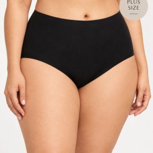 Chantelle Soft Stretch zwarte tailleslip C11370 gedragen door plus-size model