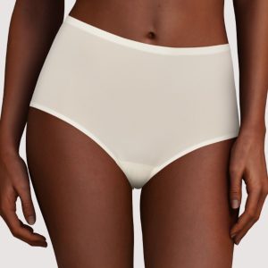 Chantelle Soft Stretch C26470 ivoorkleurige tailleslip gedragen op model
