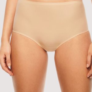 Chantelle Soft Stretch C26470 nude tailleslip gedragen op model