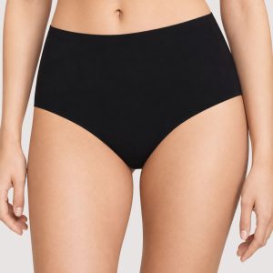 Chantelle SoftStretch zwarte tailleslip gedragen door een model, voorzijde en pasvorm